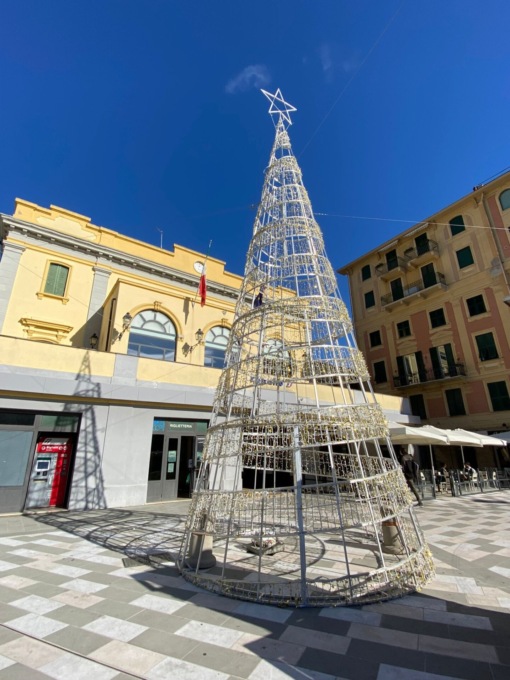 Rapallo, la tradizione cede il passo alla modernità: l’albero di Natale è fatto di luci