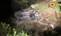 Cade con l'auto in un giardino compiendo un volo di sei metri dall'Aurelia