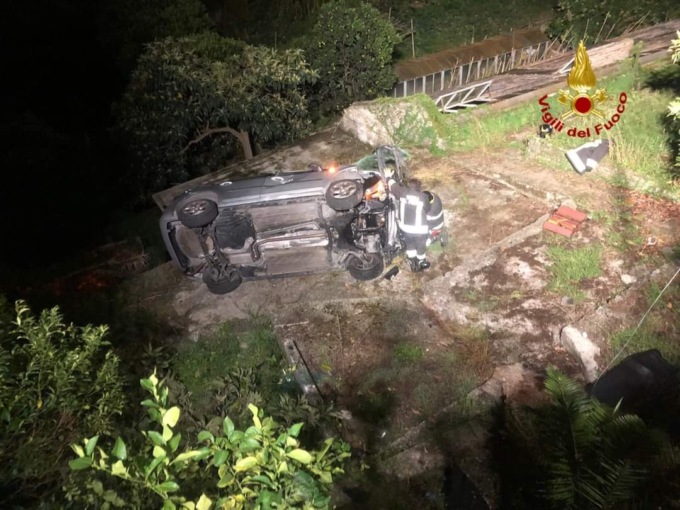Cade con l’auto in un giardino compiendo un volo di sei metri dall’Aurelia