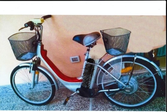 Rubata la bici elettrica all’artista Curotto, qualcuno l’ha vista?