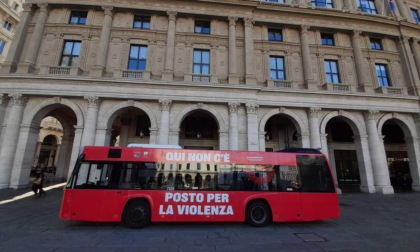"Qui non c'è posto per la violenza" : partita la campagna contro la violenza sulle donne su tutti i bus della Liguria