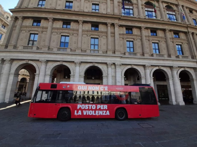 “Qui non c’è posto per la violenza” : partita la campagna contro la violenza sulle donne su tutti i bus della Liguria