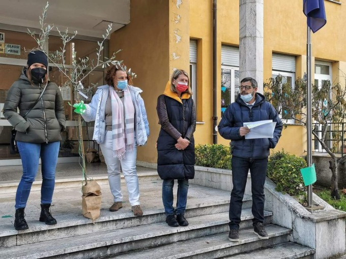 Il Comune dona piante di ulivi ai bimbi della scuola