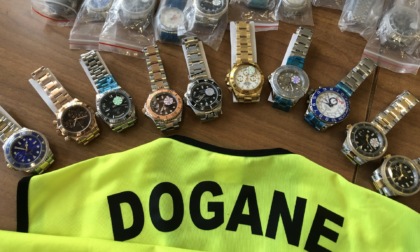 Abbigliamento, accessori e orologi contraffatti sequestrati dalla Finanza