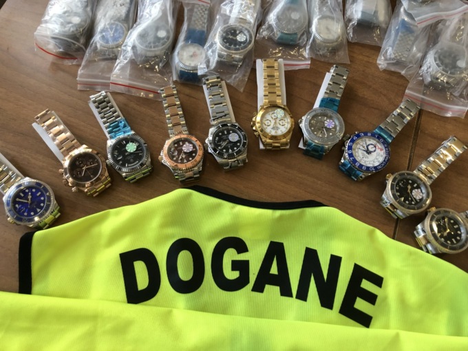 Abbigliamento, accessori e orologi contraffatti sequestrati dalla Finanza