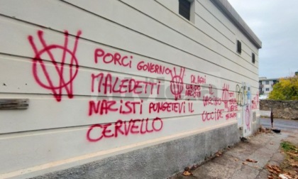 Scritte contro i vaccini e insulti a Toti e Draghi: individuato il presunto autore