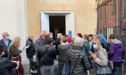 Code in hub vaccinali Liguria, Toti: "Obbligatorio prenotarsi"