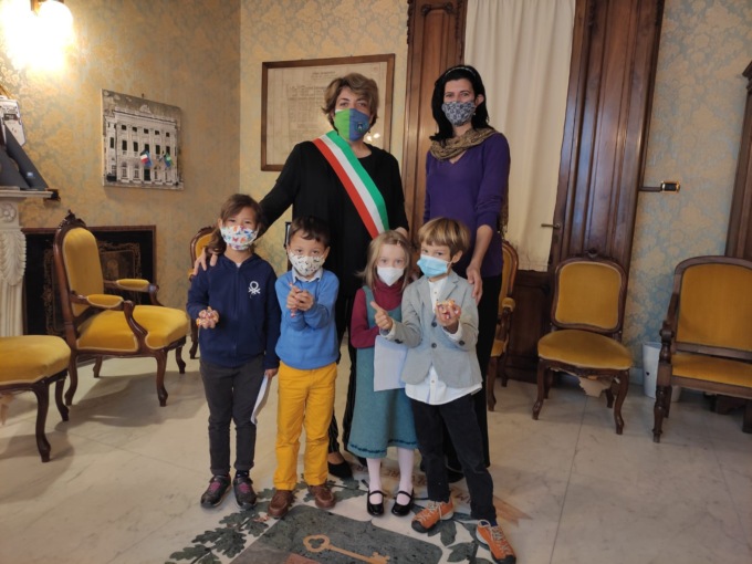 Palazzo Bianco, quattro bambini insegnano al Comune a tenere pulita la città