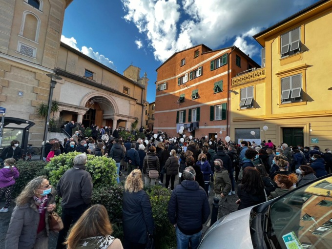 Le foto e i video della protesta contro la chiusura dell’asilo 80 famiglie in piazza