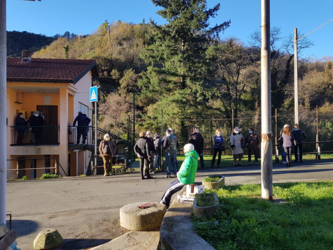 Fino a due ore di attesa al freddo, Claudio Solari critico verso l’hub vaccinale di Cichero