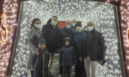 Piazza Matteotti, la famiglia del sindaco Di Capua accende l'albero di Natale