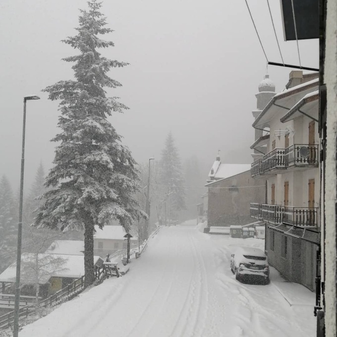 Nevicate copiose nell’entroterra, da Barbagelata a Varese Ligure: video e immagini