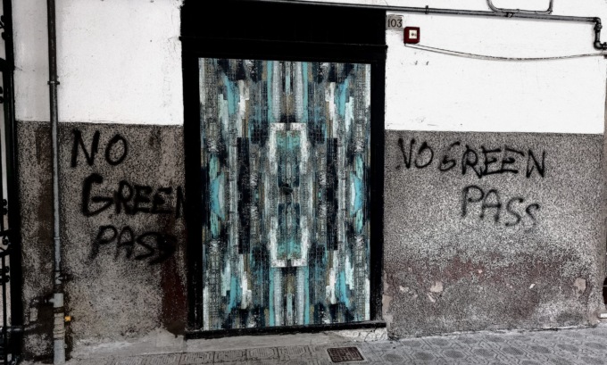 Imbrattati i muri della pizzeria La Bitta