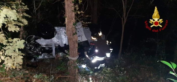 Perde il controllo della sua auto e finisce in una scarpata