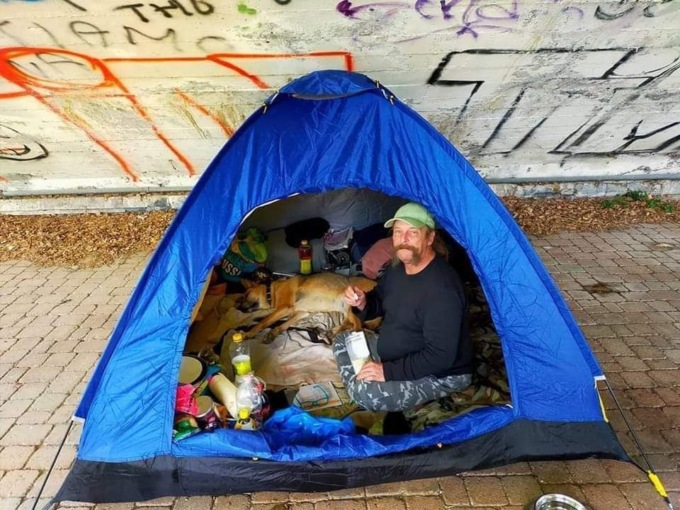 Partita la gara di solidarietà per Bernard e la sua cagnolina Carla