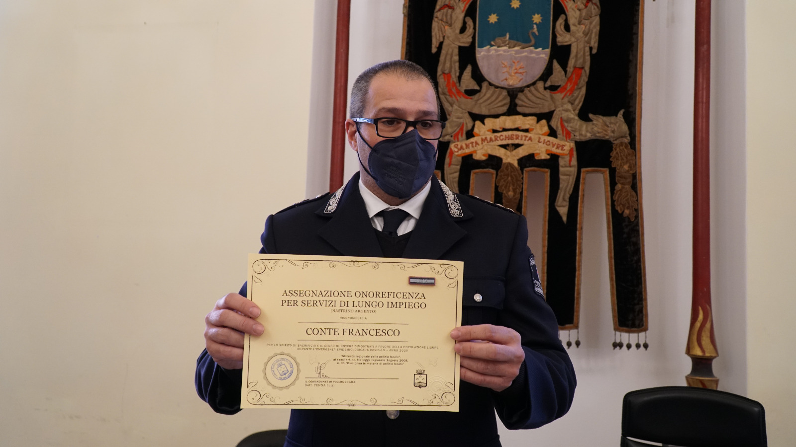Il Comandante della Polizia Locale Luigi Penna con l'attestato per Francesco Conte (1)
