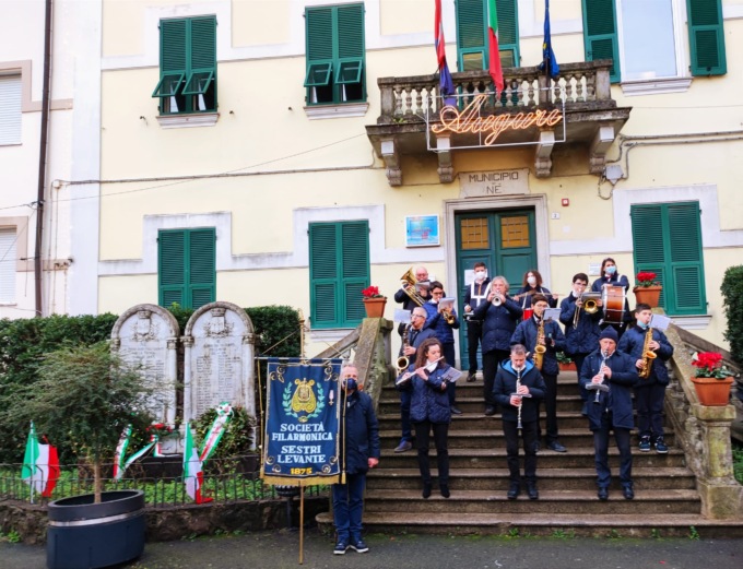 Successo del “concerto itinerante” degli auguri, le immagini