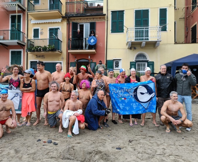 Cimento a Portobello, le immagini dei temerari nuotatori sestresi