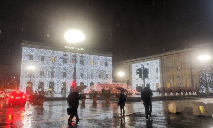 Intense nevicate in corso a Genova, neve anche in centro