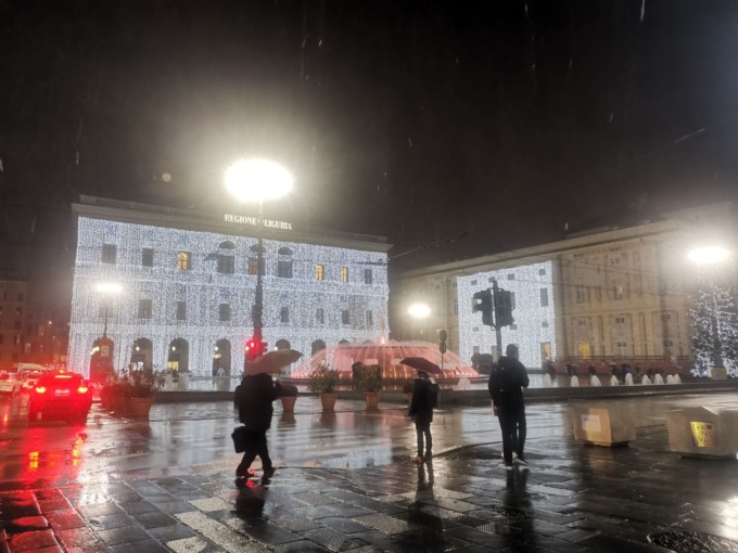 Intense nevicate in corso a Genova, neve anche in centro
