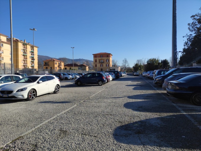 Pochi tifosi ospiti, il parcheggio resta ai cittadini