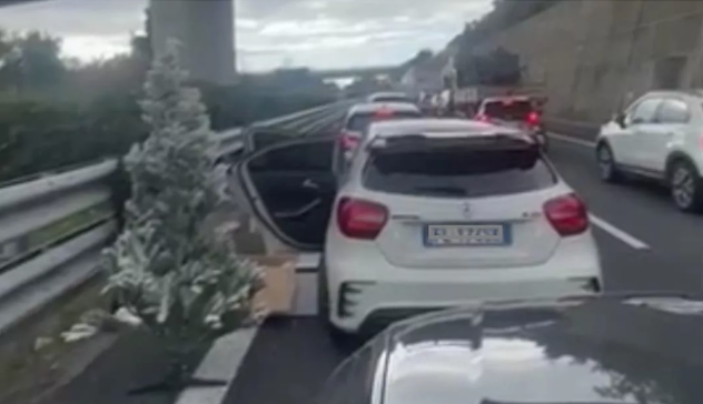 Fermo in coda in autostrada si annoia… e fa l’albero di Natale