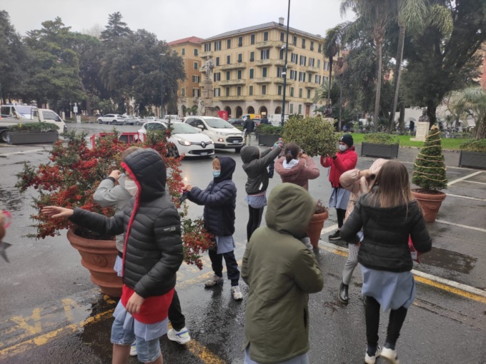 I bimbi della scuola primaria addobbano gli abeti del Comune