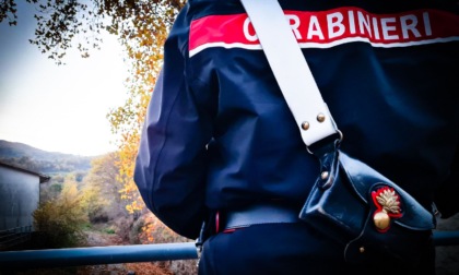 Investe un carabiniere con un'auto rubata: ricerche in corso