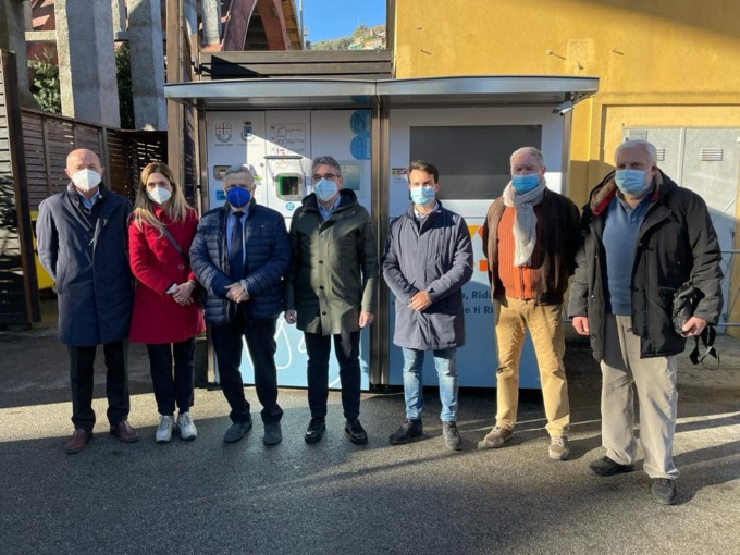 Inaugurata la “mangia plastica” per riciclare le bottiglie in Pet