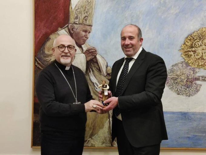 Coldiretti regala al vescovo Devasini la statuina del “contadino digitale”