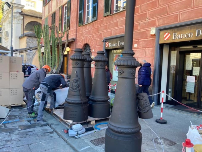 Ritornano in piazza Matteotti i dodici lampioni storici restaurati dal Comune di Chiavari