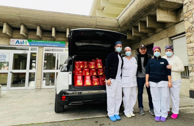 Dona panettoni ai dipendenti dell’ospedale di Sestri Levante