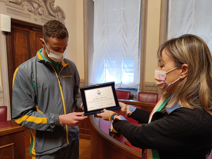 Onorificenza ad Alberto Razzetti dal Comune di Sestri