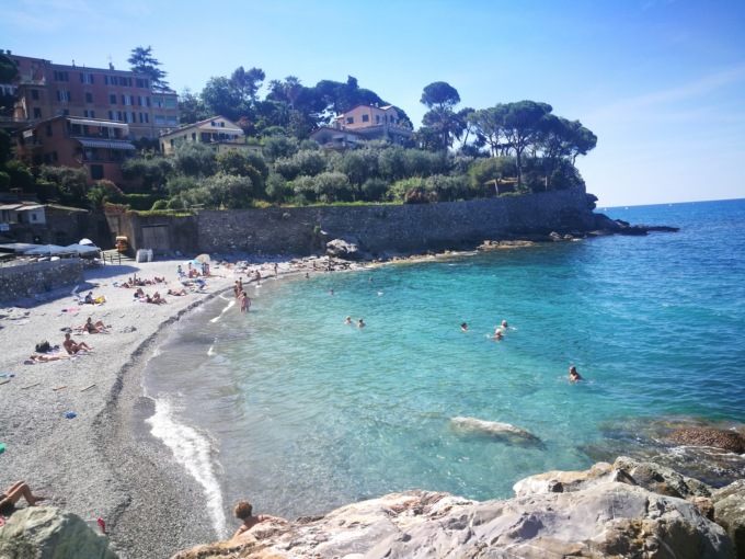 In Liguria lettini e ombrelloni anche sugli scogli