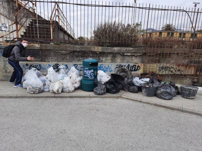 Volontari ripuliscono la foce dell’Entella