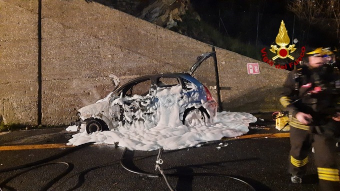 Incendio in autostrada, le immagini dell’intervento