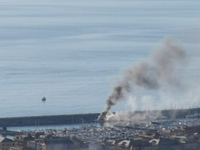 Imbarcazione in fiamme nel porto di Lavagna