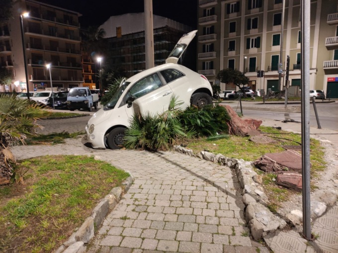 Clamoroso incidente in piazza Torino, auto distrugge un’aiuola