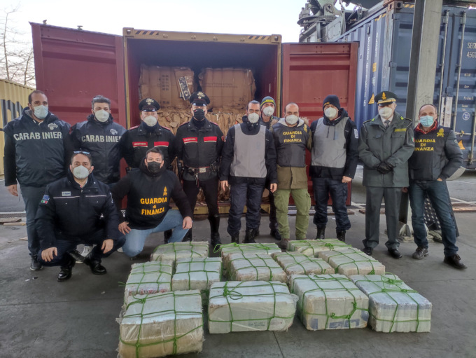 Maxi operazione antidroga, sequestrati oltre 400 kg di cocaina nel Porto