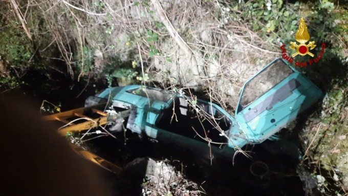 Scomparso da venerdì, ritrovato bloccato in un canale