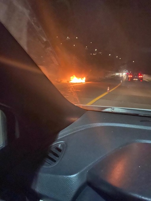 Auto in fiamme sulla A12