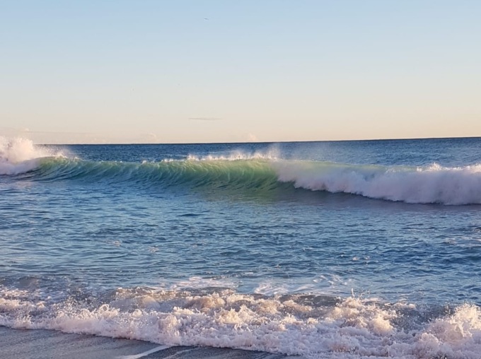 Onda colpisce quattro persone, finiscono in ospedale
