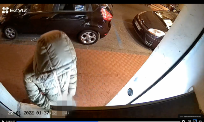 Tenta di scassinare distributore e non riuscendo vi urina sopra