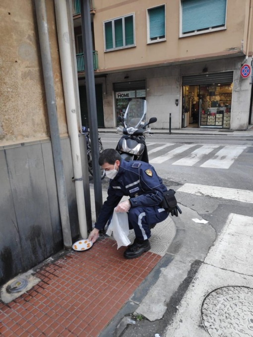 Bocconi sospetti sui marciapiedi, sindaco: fate attenzione