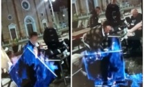 Il video dei vandali che danno fuoco al tavolino fuori dal bar e lo mostrano come un trofeo