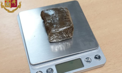 Vende droga a minorenne in stazione, arrestato