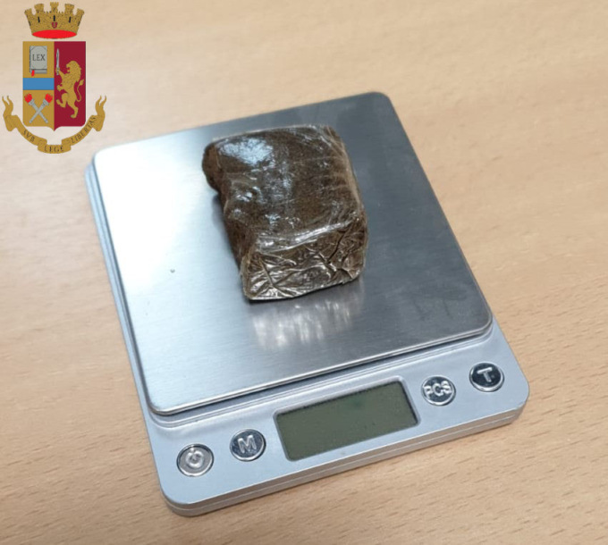 Vende droga a minorenne in stazione, arrestato