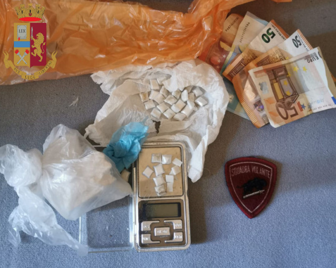 Contrasto allo spaccio di stupefacenti, un arresto e una denuncia