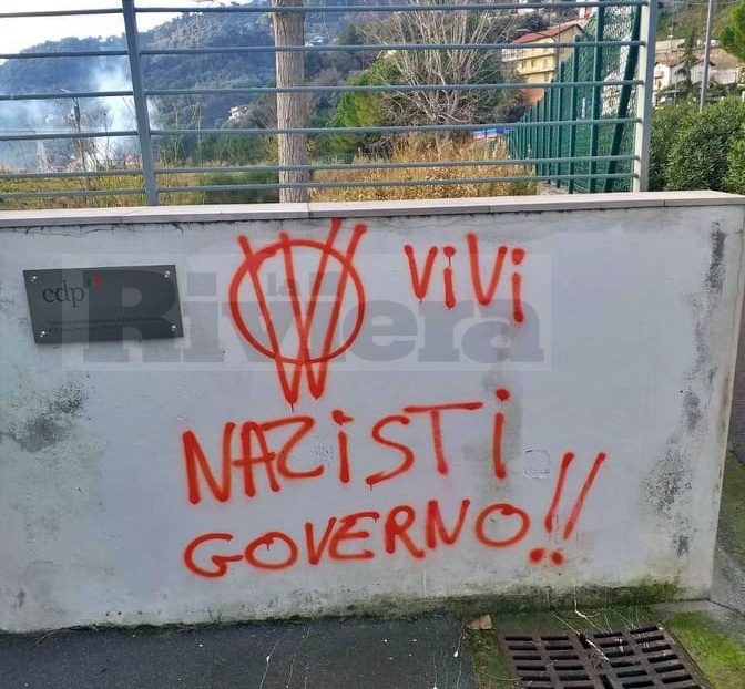hub-vaccinale-camporosso-scritte-no-vax-enzino-freno_04