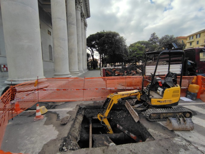 Scavi sotto il pronao della cattedrale per pulire le condotte